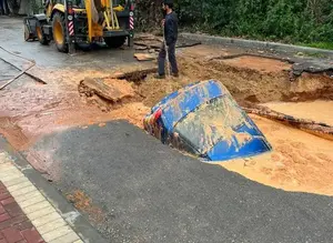 בולען נפער בהוד השרון - רכב נפל לתוכו, לא היו נפגעים