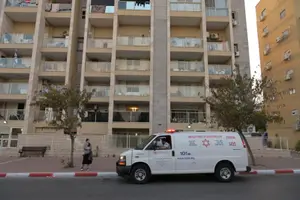 הזנחה פוצעת: אם מואשמת בהזנחת ותקיפת שתי בנותיה – הצעירה נפלה מהמרפסת
