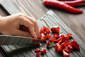 אוכלים הרבה פלפל חריף? זה מעלה סיכון לסוג סרטן אחד