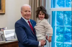 "היא מדהימה": הרגע של ביידן עם אביגיל הקטנה, שהוריה נרצחו ב-7 באוקטובר | צפו