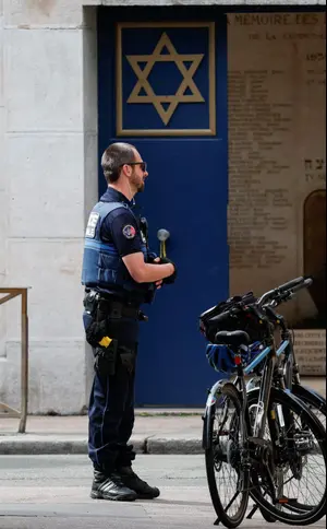 הצתת בית כנסת בלונדון: כתב אישום הוגש נגד נער בן 17