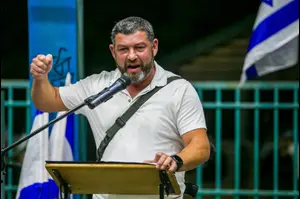 "בוגד בעם היהודי": המוני חרדים התפרעו – ותקפו את עופר וינטר