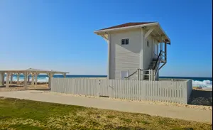 עונת הרחצה היתה אמורה להיפתח מחר, אבל החופים יישארו סגורים