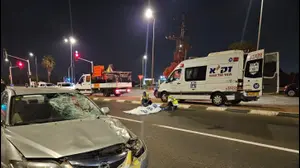 טרגדיה בשרון: עצרה בדרך בגלל תקלה ברכב - ונדרסה למוות