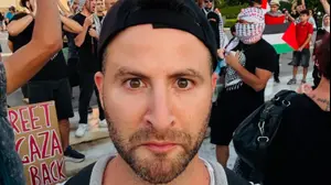 גיא הוכמן סירב לגנות את "רצח העם בעזה" - הופעתו בלוס אנג'לס בוטלה