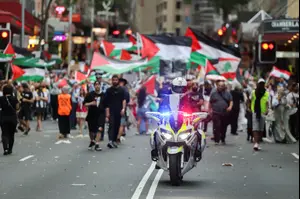הסתה לשנאה בטורונטו: 8 נאשמים הניפו שלטים אנטישמים – בלב שכונה יהודית