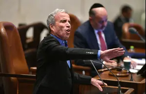 הבית החדש של אלעזר שטרן: עוזב את לפיד ובנט, וחובר לאיזנקוט