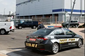 האלימות בכבישי הדרום: שני שוהים בלתי חוקיים ניסו לפגוע בניידת משטרה | תיעוד