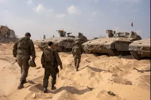 "חמאס בוחן את ערנות הלוחמים": חשודים גנבו צינורות ליד הקו הצהוב בעזה – והצליחו להימלט