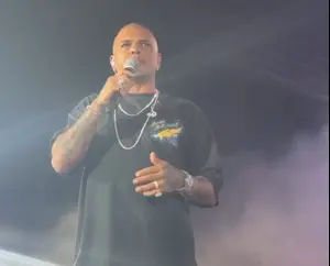 אייל גולן נחנק מדמעות על הבמה וחשף: "חשבתי לפרוש ממוזיקה"