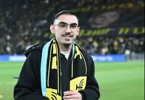 שורד השבי משתף ברגע מרגש עם פועלים מבוגרים: 