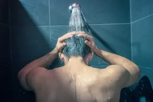האם שמפו מזיק לשיער? זה מה שקרה לצעיר ששנה לא חפף שיער