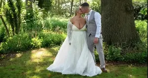 שמלת הכלה החשופה שעוררה סערה והתגובה הזועמת של הבעל