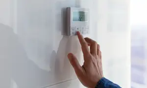 סוף למלחמת המזגנים? המדע מצא את הטמפרטורה המושלמת למשרד (אבל יש קאץ' מגדרי ענק)