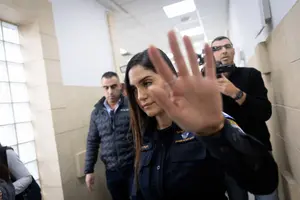 בלב תיאטרון האבסורד: רפ"ק רינת סבן בתפקיד אבירת שלטון החוק