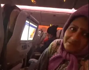 אישה זרה לא הוציאה את הפנים שלה מהישבן שלי כל הטיסה