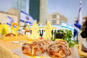 "גאה, אבל חושש מהיום שאחרי": אחרי 120 שבתות - שורדי שבי ומשפחותיהם בקבלת שבת אחרונה בכיכר