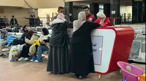 חמאס הכריז: השלמנו את ההכנות להעברת סמכויות השלטון ברצועה | עזתים חוצים את מעבר רפיח