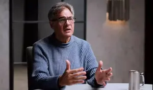 "הם שומעים הכל": סוכן CIA לשעבר חושף את האמת המפחידה על הטלפון והטלוויזיה שלכם