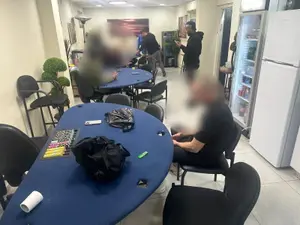 פשיטה על קזינו, 7 עוכבו לחקירה: תעשיית ההימורים הבלתי חוקיים בבת ים נחשפת