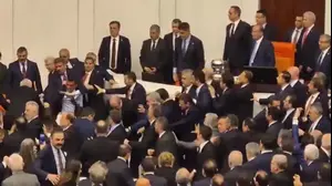 מכות בפרלמנט הטורקי בזמן השבעת שר המשפטים החדש של ארדואן | תיעוד