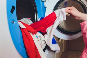 למה אתם חייבים להפסיק לזרוק בגדי ספורט ישר למכונת הכביסה?