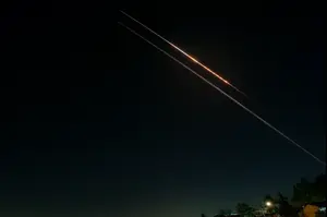 גלי שיגורים חריגים מאיראן לצפון הארץ; טראמפ: הפלת המטוס לא תשפיע על המו