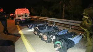 דרך מעבר לניקוז מים: 21 שוהים בלתי חוקיים נעצרו כשניסו להיכנס לישראל | תיעוד