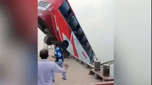 אסון בבנגלדש: אוטובוס התהפך לתוך נהר - לפחות 24 בני אדם נהרגו