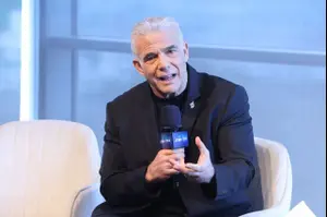 הגחלים לוחשות: בנט, איזנקוט ולפיד על סף פיצוץ