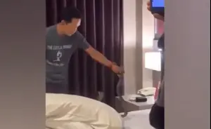 סיוט בחופשה תאילנד: קפץ מהמיטה עם נחש קוברה על הצוואר | צפו