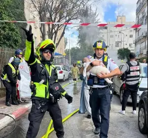 התמונה שריגשה את כולם: הפרמדיק שחילץ את התינוק מהאש