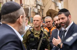 אלפי חרדים השתתפו באירוע בבני ברק שנאסר על ידי פיקוד העורף - המשטרה פועלת לפיזור