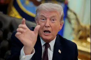 טראמפ מגיב על תקיפת הגשר באיראן ומאיים: 