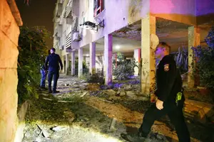 שוב אזעקות במרכז: 17 זירות פגיעה, בן 45 נפצע קל מרסיסים בפניו | תיעודי ההרס