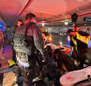 פעולות החייאה בגבר בן 50 שהתמוטט במהלך הפגנה בבימה