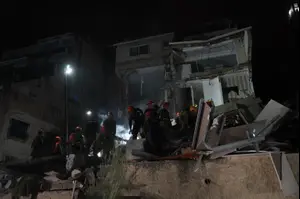 תושב חיפה משחזר את פגיעת הטיל: 