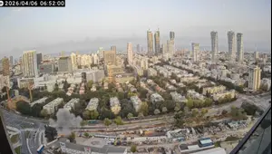 אזעקה רודפת אזעקה: 7 פצועים בגוש דן, מסתמן: לפחות 20 זירות נפילה | תיעוד הפגיעה בת