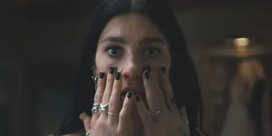 הסדרה של נטפליקס רק נשמעת מוכרת. בעצם היא לגמרי מתעלה על הז'אנר