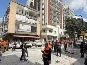 גבר נפצע בינוני מהדף, אישה נפלה לתעלה באיילון כשחיפשה מחסה | המראות מהזירות ב-28 מוקדים