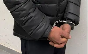 לאור יום, בזמן שחיילים פרקו ציוד: פתח דלת רכב צבאי, נטל רובה M4 ונמלט