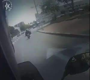 מרדף אופנועים באשדוד: בורח מהשוטרים, עובר באדום - ונתפס כשברשותו סמים