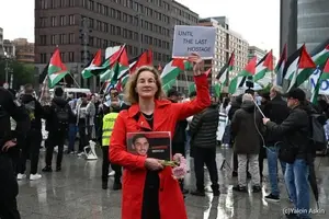 סבא של קרולינה היה חייל נאצי. היום היא נלחמת למען ישראל ברחובות ברלין