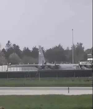 תיעוד מאירלנד: אדם מכה בגרזן מטוס הרקולס אמריקני