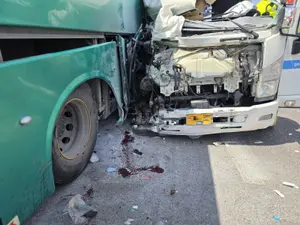 פצוע קשה בתאונת דרכים חזיתית בין אוטובוס למשאית בכביש 1