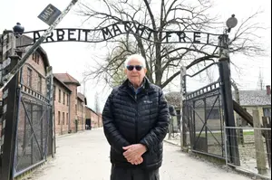 שמונים שנה אחרי: שורד השואה חזר לצריפים שחשב שנמחקו מהעולם