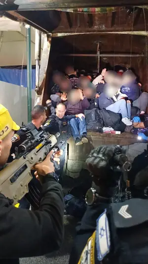 ניסיון הברחה במשאית זבל - 60 פלסטינים נעצרו בדרך לישראל