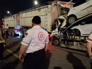 תאונה קטלנית ביבנה: גבר בן 42 נהרג בהתנגשות שתי משאיות