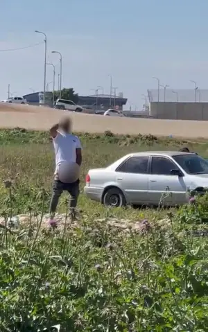 עם מכנסיים מופשלות כשאבריו חשופים, פלסטיני קילל את הכוחות: 