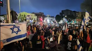 האם השכולה בהפגנה נגד המלחמה: 